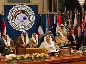 Iraqi Prime Minister Haider al-Abadi (L), Emir of Kuwait Sheikh Sabah al-Ahmad al-Jaber al-Sabah (C) and Secretary general of the United Nations Antonio Guterres at an international conference for the reconstruction of Iraq, in Kuwait City, on Feb. 14, 2018 (YASSER AL-ZAYYAT / AFP)