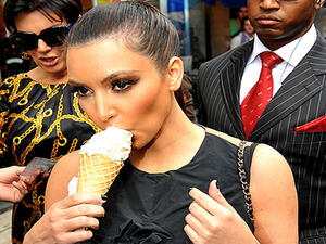 كيم كاردشيان تأكل بوظة