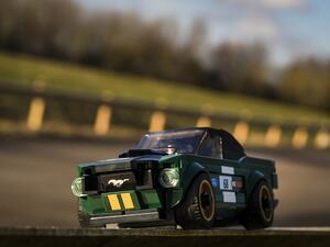 فورد موستانج فاست باك 1968 متوفرة أيضاً ضمن مجموعة سيارات "ليجو سبيد تشامبيونز" ويبدأ بيع السيارتين في 1 مارس 2018.