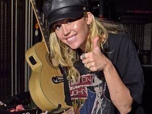 NEW YORK, NY - JANUARY 25: Miley Cyrus signs her autograph at the 60th Annual GRAMMY Awards MusiCares Person Of The Year at Radio City Music Hall on January 25, 2018 in New York City.
(KRIS CONNOR / GETTY IMAGES NORTH AMERICA / AFP)