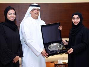 عواطف الهرمودي، مدير الإدارة التنفيذية في "الإمارات الإسلامي"، تقدم شيك التبرع المالي إلى سالم مبارك الظاهري المدير التنفيذي للعلاقات المجتمعية بجامعة أبوظبي.