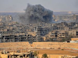 Smoke billows from the eastern Syrian city of Deir Ezzor during an operation by Syrian government forces against Daesh group on November 2, 2017. (AFP)