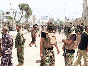 Ordinary Yemenis mingle with government security forces  (AFP/File Photo)	