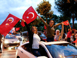 ولفت إلى أن الأغلبية الساحقة في مجلس بلدية اسطنبول بيد "تحالف الشعب".

