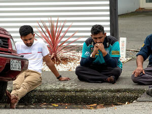 وتمنع المحكمة حتى الآن وسائل الإعلام من تصوير المتهم.