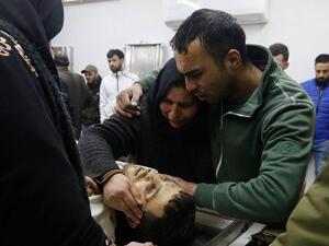 والدة الشهيد محمد علي دار عدوان (23 عاما) في وداعه 