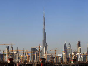 الإمارات.. قرار جديد يطال أسر الوافدين الأجانب
