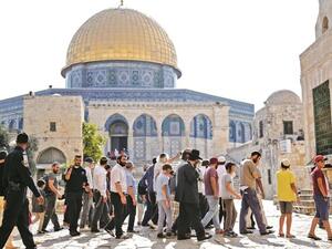 الفلسطينيين الساهرين على حراسة الأقصى والسدنة، تصدوا للقوات الإسرائيلية وأغلقوا أبواب المصلى.

