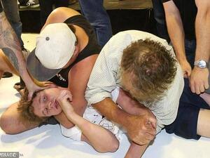  نصح الفتى الناس بعدم رشق الساسة بالبيض 