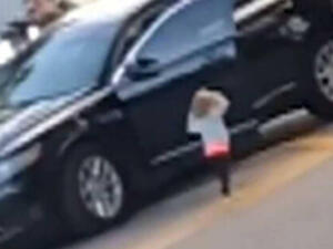 قامت الشرطة بإيقاف الوالدين، يوم الخميس، واضطرتهما إلى الخروج من السيارة في حالة استسلام