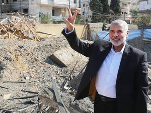 هنية يتقفد مكتبه المدمر
