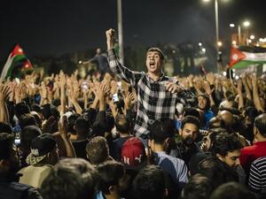 طالب المحتجّون بإقالة حكومة عمر الرزاز؛