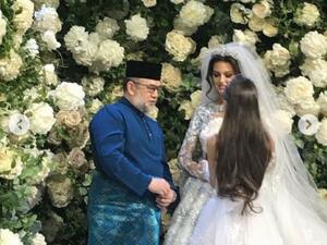 وكان ملك ماليزيا، محمد الخامس، قد سبق له الزواج، لكنه لم يرزق بالأطفال من زواجه السابق.