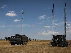 وفي نوفمبر 2017 ذكرت الأنباء، أن الجيش الروسي بدأ يختبر في سوريا، سلاحا كهرطيسيا يمكنه تشتيت وكبح إشارات GPS وWi-Fi.