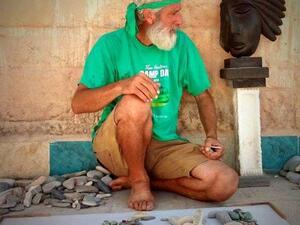 نشطاء سوريون يهاجمون نزار علي بدر ويتهمونه بالتشبيح
