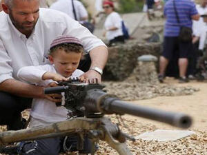  الفتاة أصيبت في ساقيها بعدة أعيرة نارية