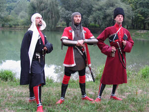 مواطنون شركس بالزي التقليدي