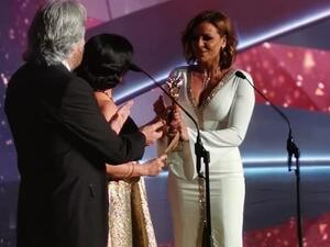 كارول سماحة تحظى بجائزة الـ(موريكس دور) لأفضل مطربة لبنانية