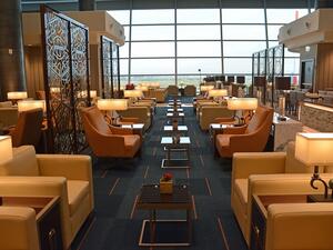 تتمتع صالة طيران الإمارات بموقع جديد في الطابق الثاني من مبنى المغادرين رقم 3، وتطل على مدرج المطار كما توفر إمكانية الصعود المباشر إلى الطائرة.