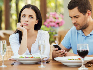 مراقبة نشاطه على مواقع التواصل الاجتماعي، ومع إضافة كل امرأة جديدة تبدأ المخاوف لديكِ في الازدياد