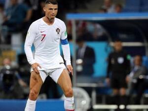 Cristiano Ronaldo pulling his shorts  (Twitter)