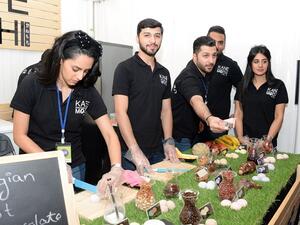 يشارك في المهرجان أكثر من 70 مطعماً ومقهى الى جانب أفضل محلات ومنافذ بيع الأطعمة والمشروبات المحلية والمتاجر المتعلقة بصناعة المواد الغذائية وقطاع التغذية.