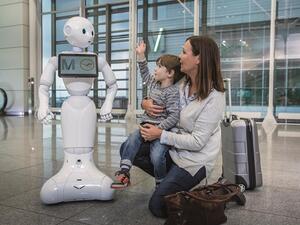 بإطلاق "جوسي بيبر"، يخطو مطار ميونخ و"لوفتهانزا" خطوة غير مسبوقة، فهي أول اختبار على الإطلاق لروبوت بشري المظهر مدعوم بالذكاء الاصطناعي في مطار ألماني. 