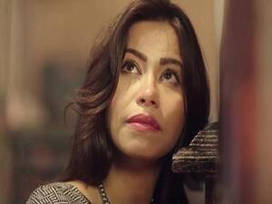 في عزاء والدها: شيرين تكسر هاتف صحفية!