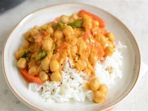 الأرز التايلندي بجوز الهند وحمص الكاري