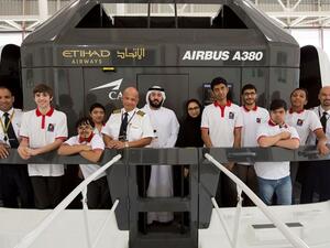 الطلبة من مركز المستقبل للتأهيل مجتمعون مع الطيارين في الاتحاد للطيران ومدراء خريجين إماراتيين بعد تجربتهم لوحدة محاكاة الطيران للطائرة طراز إيرباص A380