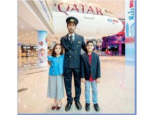 قائد طائرة الإيرباص A320 اليافعي عبدالعزيز مع الطفلة مريم المحاسنة (8 سنوات) والطفل بدر البنّا (8 سنوات).