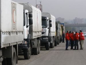 Syrian Red Crescent aid convoys carrying food, medicine and blankets, leave the capital Damascus as they head to the besieged town of Madaya on Jan. 11, 2015 (AFP/Louai Beshara)