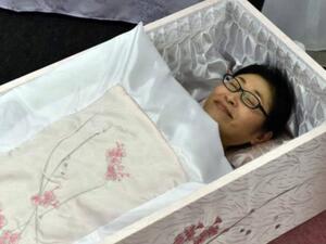 اضحك في الكفن