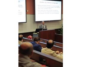 البروفيسور عباس بن مأمون خلال المحاضرة 