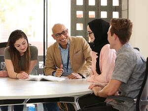 تمنح جامعة جورجتاون في قطر درجة بكالوريوس العلوم في الشؤون الدولية وهي درجة فريدة من حيث المحتوى.