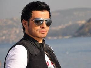 سيدة تعتدي على إيهاب توفيق و تتهمه بالتحرش بها!