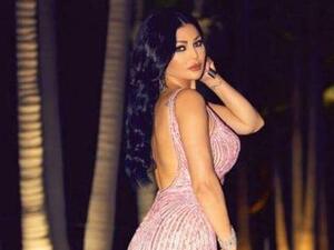 فستان هيفا وهبي براق باللون الزهري مطرز بحبيبات الترتر والسواروفسكي والخرز