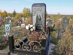 A dead Russian woman has been given a 5ft high tombstone in the shape of her favourite iPhone (dailymail)