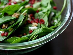 سلطة الرمان بالسبانـخ 