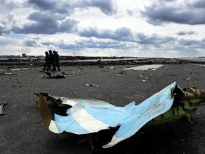 Russian Emergency Ministry rescuers examine the wreckage of the crashed plane at Rostov-on-Don airport on March 20, 2016. (AFP/Vasily Maximov)