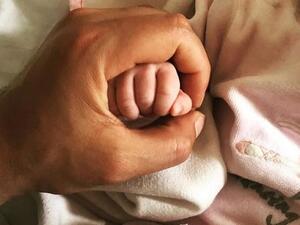 عمرو يوسف يوثق مراحل نمو طفلته بالصور