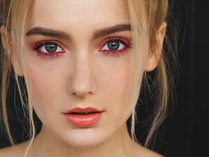 إذا كنت تحبّين تحديد جذور الرموش العليا، يمكنك استعمال الكحل المائي الملوّن