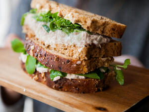 سندويشات التونة بالمايونيز  (shutterstock.com)