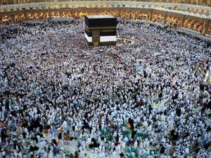 Muslim pilgrims perform Tawaf at the Holy Kaaba in Mecca (AFP/File Photo)