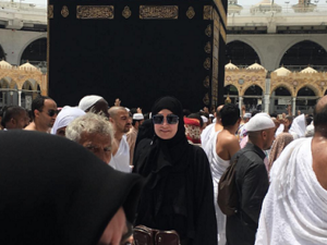 غادة عبدالرازق تؤدي مناسك العمرة