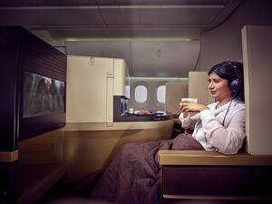الطائرة بوينغ 787-9 دريملاينر المرتبة بنظام الدرجات الثلاث تتضمن 8 من أجنحة الدرجة الأولى الخاصة، و28 استوديو درجة رجال الأعمال، و199 مقعداً ذكياً بالدرجة السياحية.
