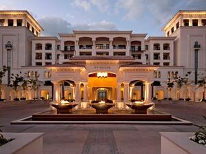 The St. Regis Saadiyat Island Resort, Abu Dhabi hosts ‘Moonlight Yoga’ by the beach To illuminate the need for climate change 