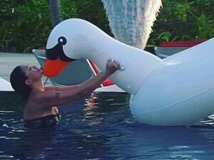 غادة عبد الرازق مثيرة حتى في (جزر المالديف)