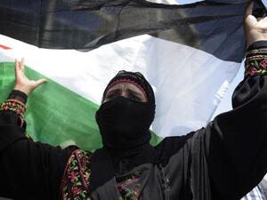 A Bedouin woman gestures during a demonstration against Israeli government's plans to relocate Bedouins in the Negev desert, on 15 July 2013 in the southern city of Beersheva. (AFP/David Buimovitch)
