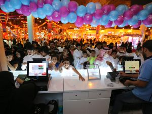 Saudis queue to purchase tickets at the indoor snow theme park "Snow City" in   Riyadh (AFP/File Photo)	
